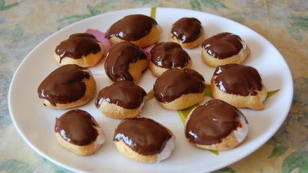 Рецепт мини-эклеров с клубничным кремом