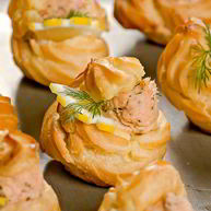 Рецепт Профитролей с кремом из лосося