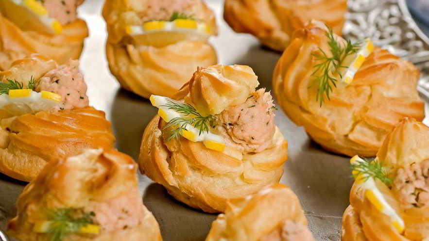 Рецепт профитролей с кремом из лосося