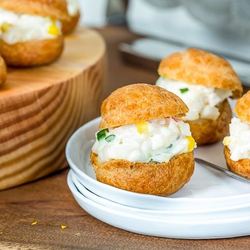 Рецепт Профитролей с начинкой из крабового салата