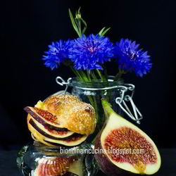 Рецепт Профитролей с заварным кокосовым кремом и инжиром