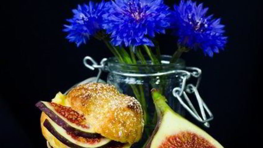 Рецепт профитролей с заварным кокосовым кремом и инжиром