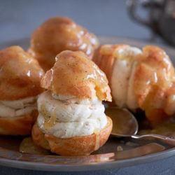 Рецепт Профитролей со сгущенкой, бананом и апельсиновым соусом