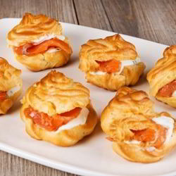 Рецепт Профитролей со сливочно-лососевым кремом