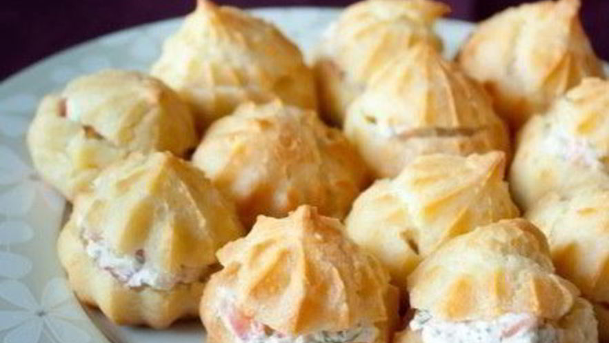 Рецепт профитролей со сливочным сыром и лососем