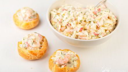 Рецепт закусочных профитролей с салатом из креветок и крабовых палочек