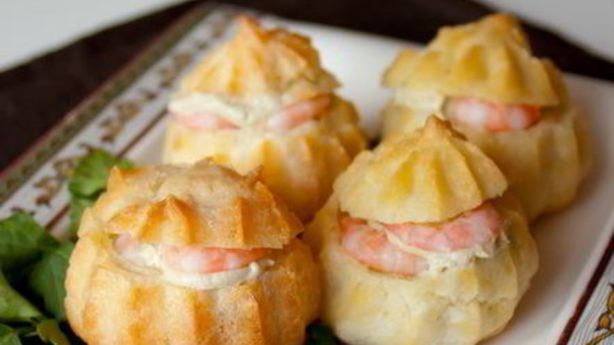 Рецепт закусочных профитролей со сливочным кремом и креветками