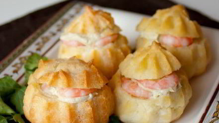 Рецепт закусочных профитролей со сливочным кремом и креветками