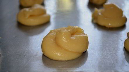 Рецепт заварных пирожных эклеров с клубничным сиропом