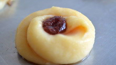 Рецепт заварных пирожных эклеров с клубничным сиропом