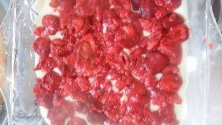 Рецепт творожной запеканки с малиной и клубникой