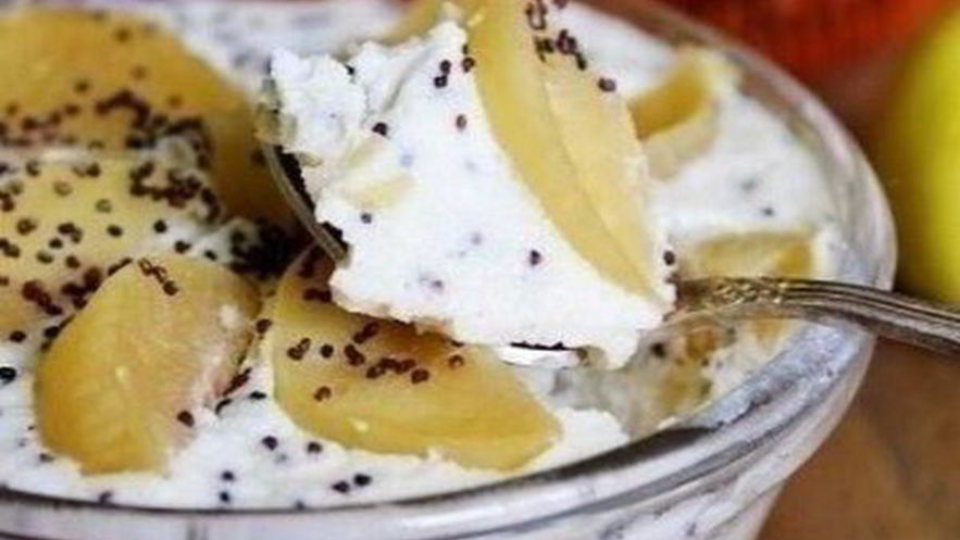 Рецепт творожной запеканки с яблоками, медом и маком