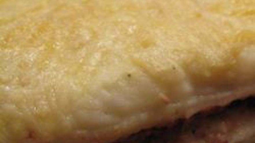 Рецепт запеканки из колбасок для гриля и картофельного пюре