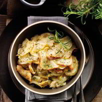 Запеканка из курицы и картофеля с розмарином