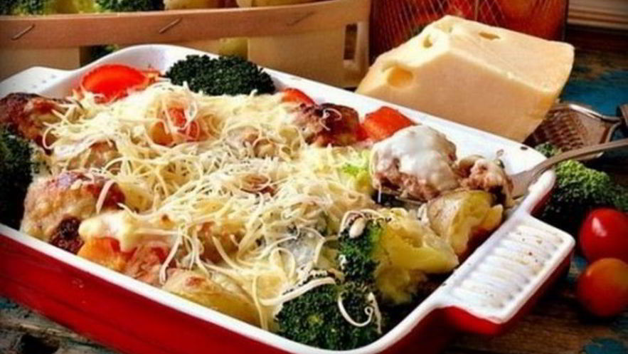 Рецепт запеканки с мясными тефтелями и брокколи