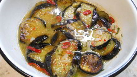 Рецепт баклажанов с острым перцем и аджикой по-грузински