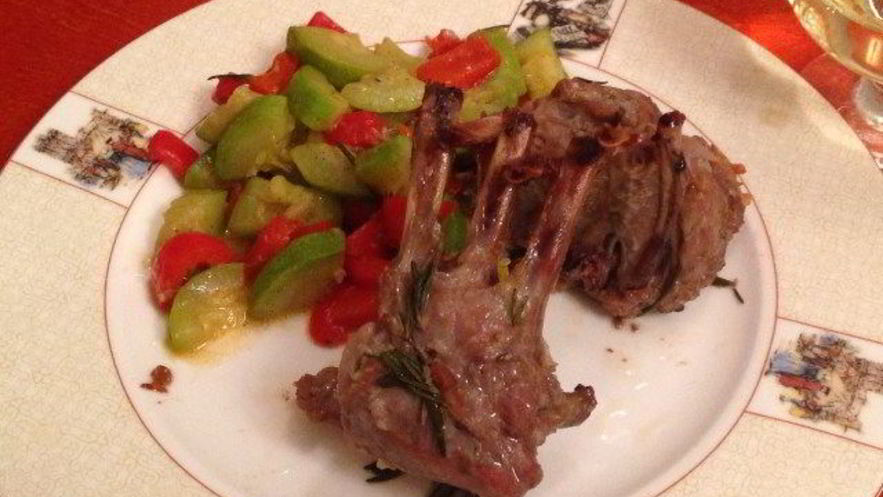 Рецепт каре барашка с домашней аджикой и овощным рататуем