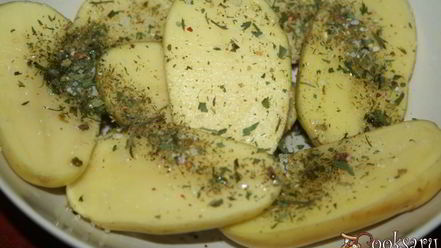 Рецепт картофеля с беконом и сухой кавказской аджикой в фольге в углях