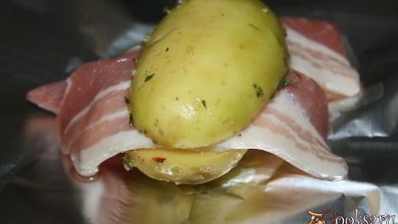 Рецепт картофеля с беконом и сухой кавказской аджикой в фольге в углях