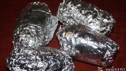 Рецепт картофеля с беконом и сухой кавказской аджикой в фольге в углях