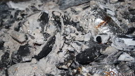 Рецепт картофеля с беконом и сухой кавказской аджикой в фольге в углях