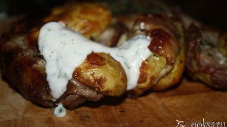 Рецепт картофеля с беконом и сухой кавказской аджикой в фольге в углях