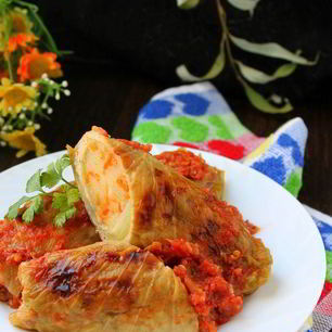 Рецепт Рулетиков из капусты, запеченные в аджике