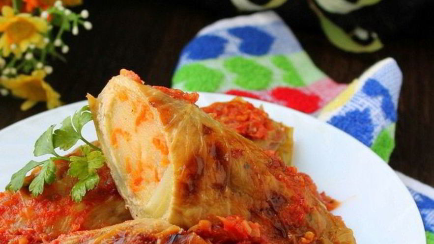 Рецепт рулетиков из капусты, запеченные в аджике