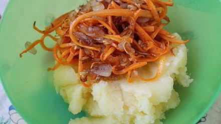 Рецепт рулетиков из капусты, запеченные в аджике