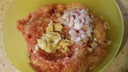 Рецепт рулетиков из капусты, запеченные в аджике