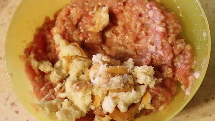 Рецепт рулетиков из капусты, запеченные в аджике