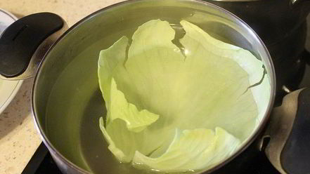 Рецепт рулетиков из капусты, запеченные в аджике