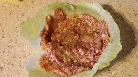 Рецепт рулетиков из капусты, запеченные в аджике