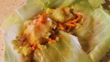 Рецепт рулетиков из капусты, запеченные в аджике