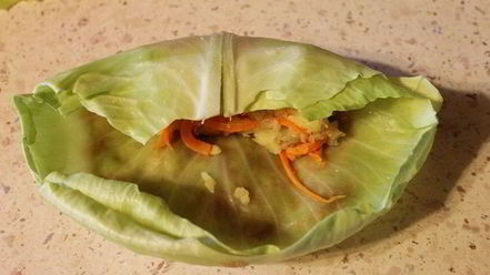 Рецепт рулетиков из капусты, запеченные в аджике