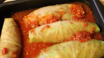 Рецепт рулетиков из капусты, запеченные в аджике