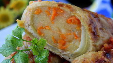 Рецепт рулетиков из капусты, запеченные в аджике