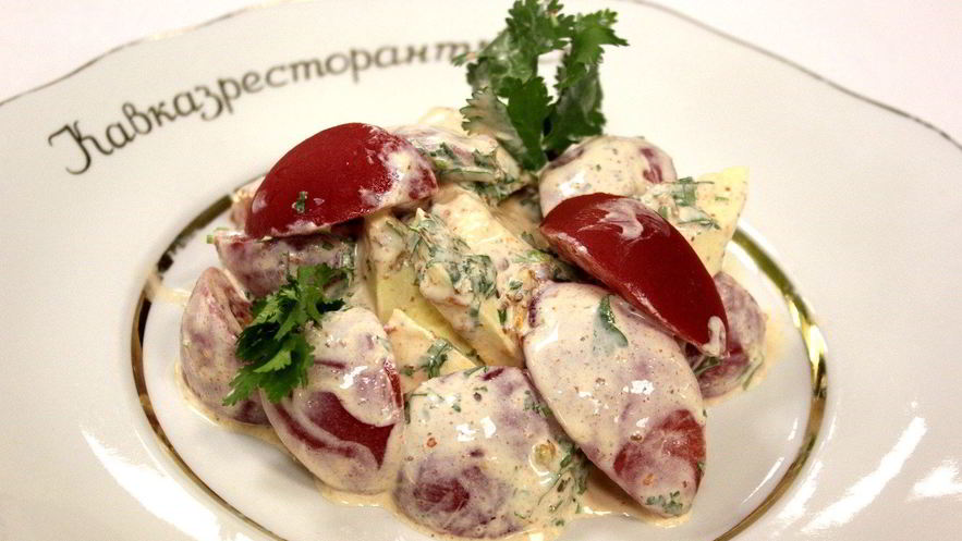 Рецепт салата из помидоров с аджикой