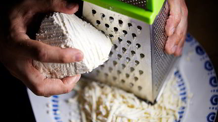 Рецепт соленых сырников с аджикой