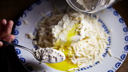 Рецепт соленых сырников с аджикой