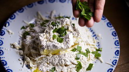 Рецепт соленых сырников с аджикой