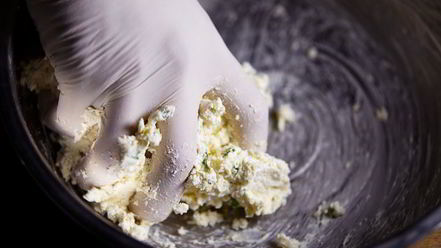 Рецепт соленых сырников с аджикой