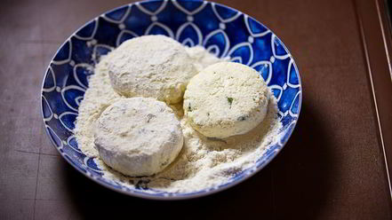 Рецепт соленых сырников с аджикой