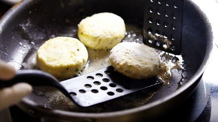 Рецепт соленых сырников с аджикой