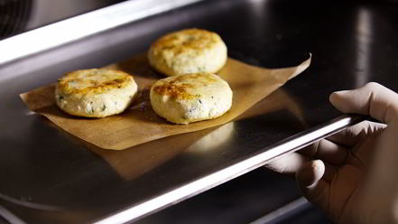 Рецепт соленых сырников с аджикой