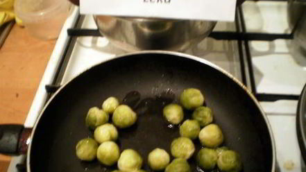 Рецепт брюссельской капусты с орешками и джемом