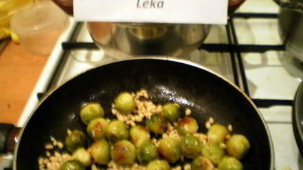 Рецепт брюссельской капусты с орешками и джемом