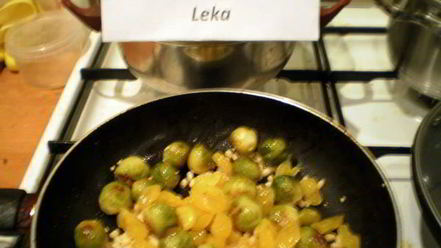 Рецепт брюссельской капусты с орешками и джемом