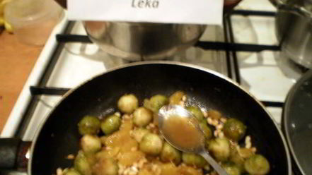 Рецепт брюссельской капусты с орешками и джемом