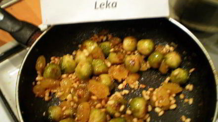 Рецепт брюссельской капусты с орешками и джемом